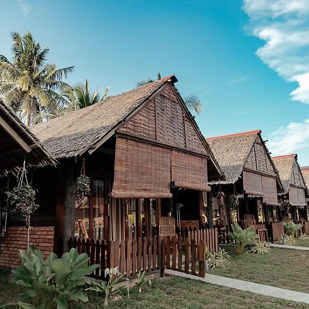 Nipoh Beach Cottage Kijal Exterior photo