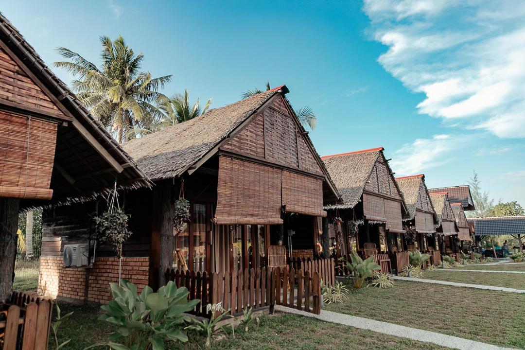 Nipoh Beach Cottage Kijal Exterior photo
