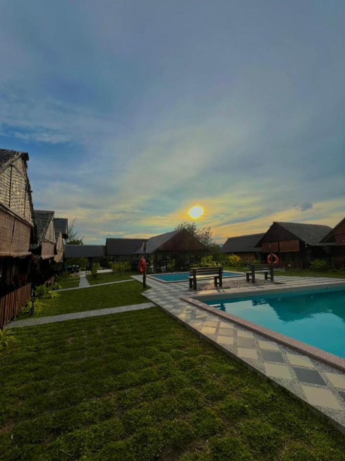 Nipoh Beach Cottage Kijal Exterior photo